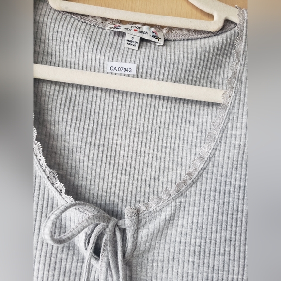 POOF New York Gray Ribbed V-Neck Top - Picture 3 of 7